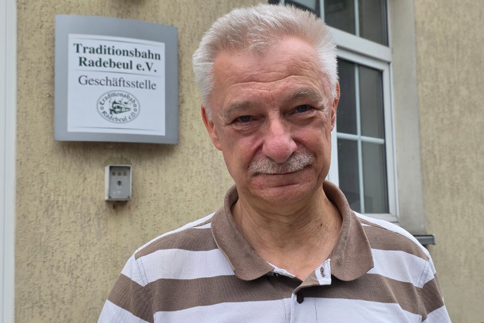 Traditionsbahn Radebeul-Chef Jürgen Medak (65) ist dankbar, dass Tischlermeister Jan Gubisch sich um den Wiederaufbau des Waggons kümmert.