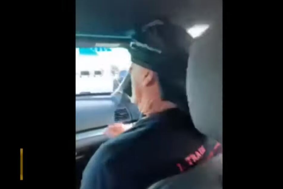 Hulk Hogen (66) wird im Polizeiauto mit Sirenen und Blaulicht über den Flughafen gefahren.