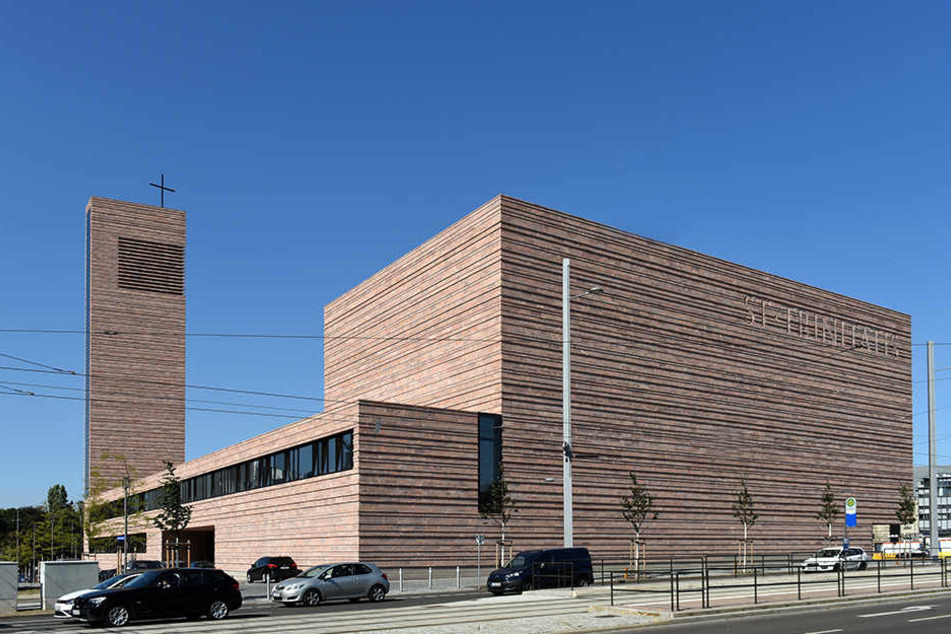 Wegen der Klotzbauweise wird die katholische Kirche St. Trinitatis von
Leipzigern als „St. Tetris“ verspottet.