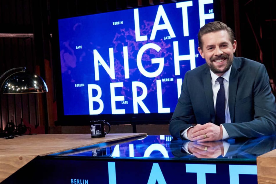 Klaas Heufer-Umlauf lacht in die Kamera.