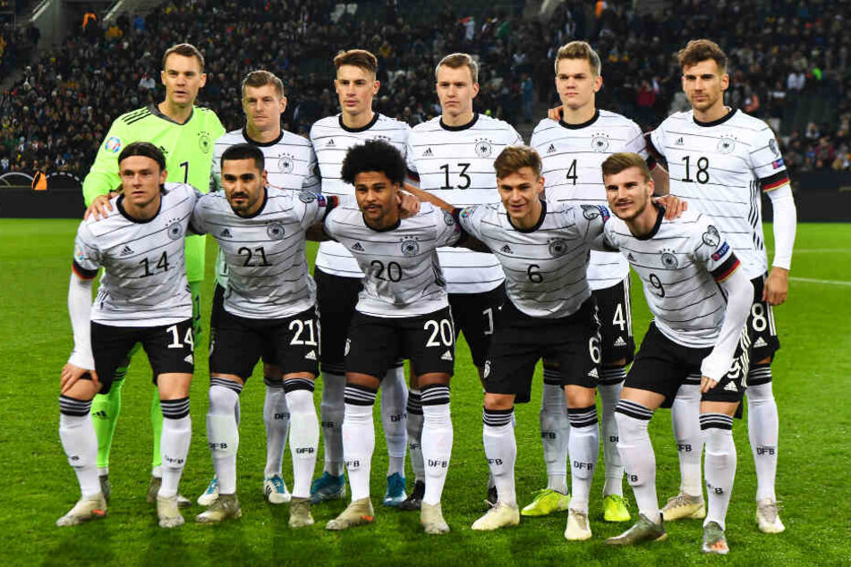 Matthias Ginter (obere Reihe, zweiter von rechts) wurde von den Fans mit großem Abstand zu ihrer Nummer eins gewählt.