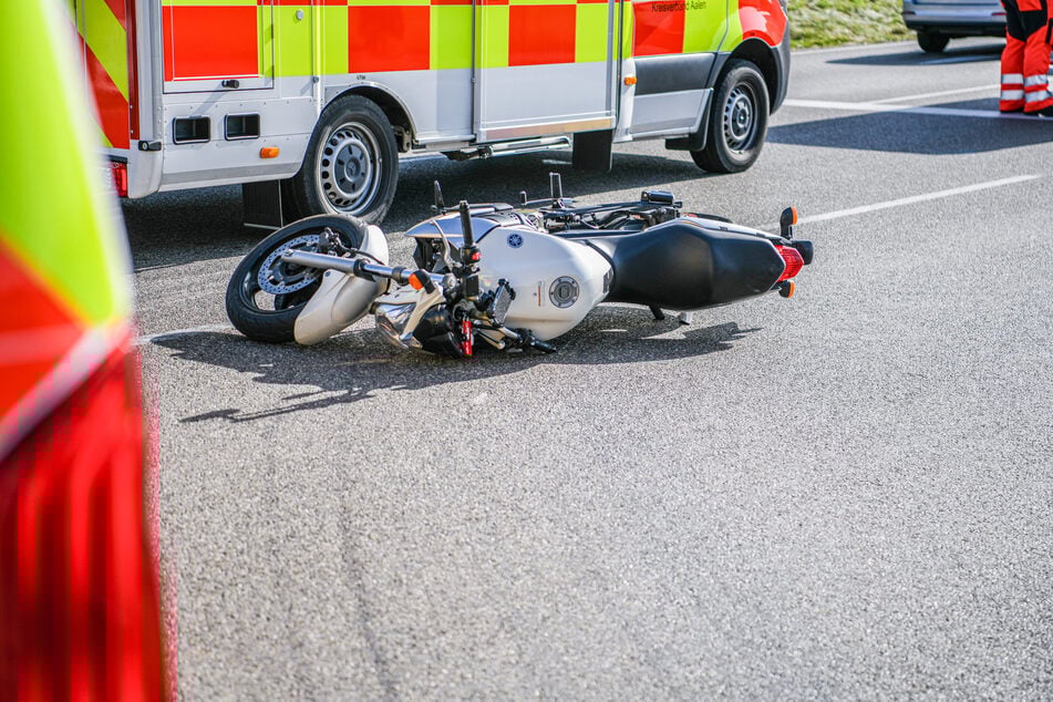 Lkw-Fahrer übersieht wegen Sonne rote Ampel: 19-jähriger Biker stirbt