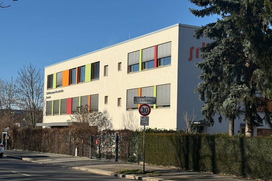 Grund für die Geschwindigkeitskontrolle durch den Blitzeranhänger ist die SRH Montessori-Grundschule auf der gegenüberliegenden Straßenseite.