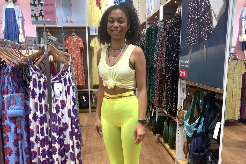 Fewen (21) ist ab Freitag kurzerhand für die erkrankte Oumou (30) eingesprungen, hat während ihrer Shopping-Tour aber große Probleme, gelbe Kleidungsstücke zu finden.