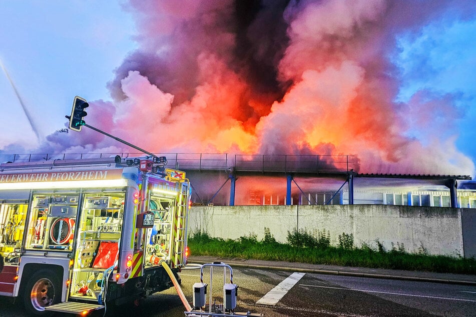 Die Lagerhalle an der Eutinger Straße/B10 steht am Dienstagmorgen in Flammen.