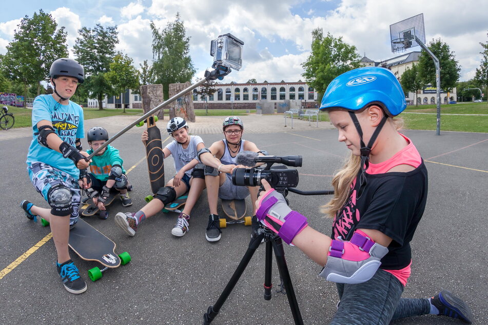 In einem Kurs der SAEK lernten Kinder 2016 das Filmen von Videos mit professionellem Equipment.