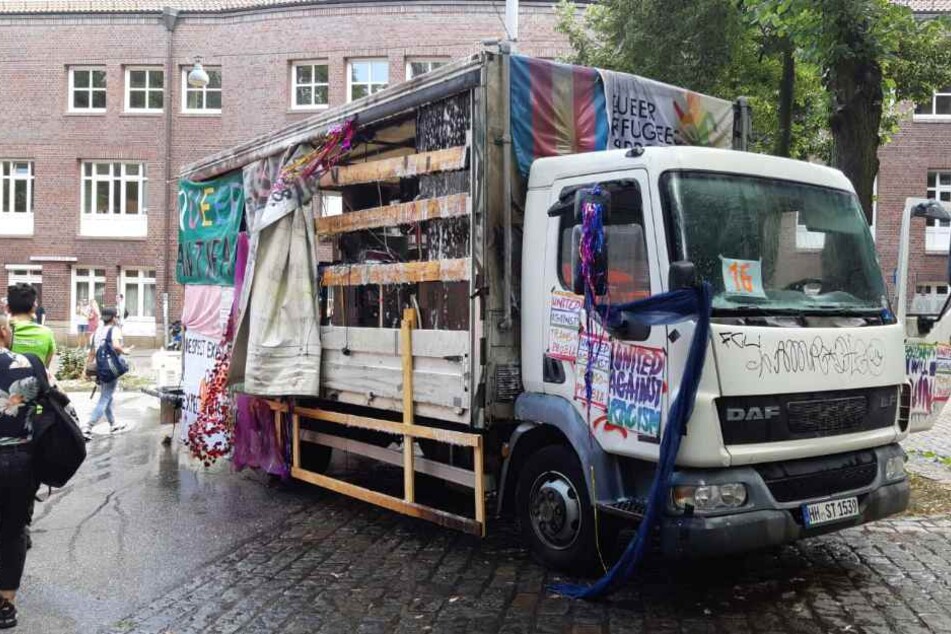 Der Wagen Nummer 16 stand plötzlich in Flammen.