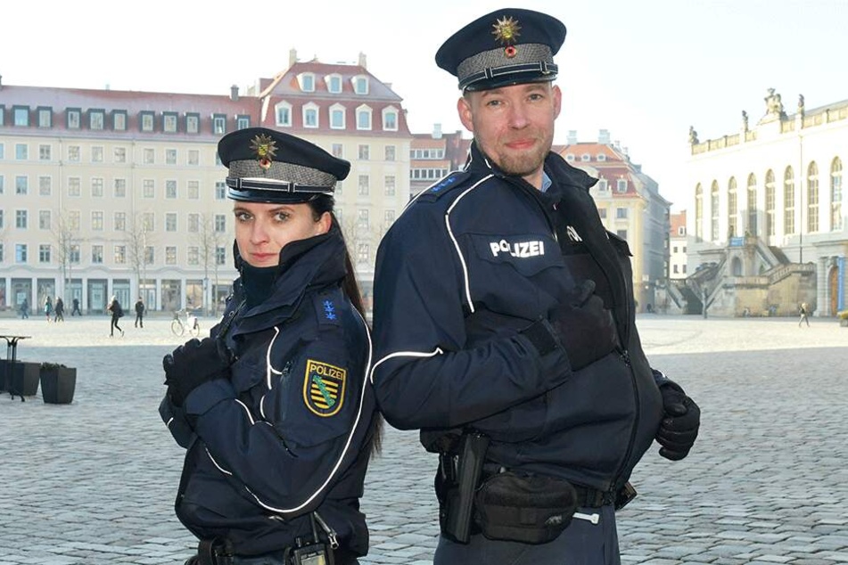 Die beiden Polizisten Tina (30) und Thomas (40) setzen auf das Zwiebelprinzip und die schusssichere Weste.