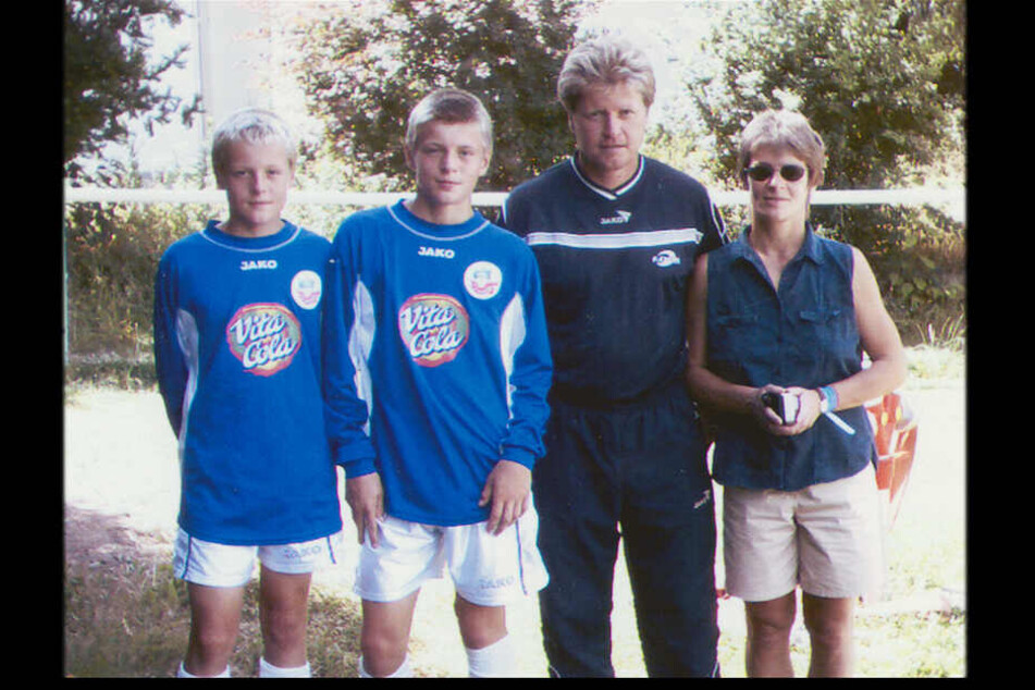 Die Familie Kroos von links: Die Brüder Felix und Toni, Vater Roland und Mutter Birgit Kroos.