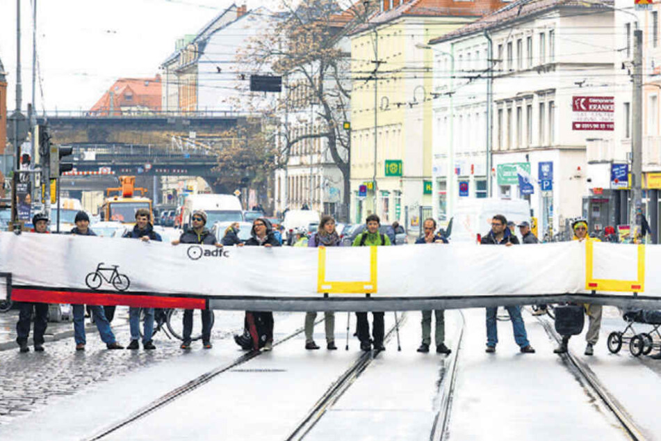 Knapp fünf Minuten blockierte der ADFC mit diesem
Banner den Bischofsweg. So sollte gezeigt werden, dass
genug Platz für einen Radweg ist.