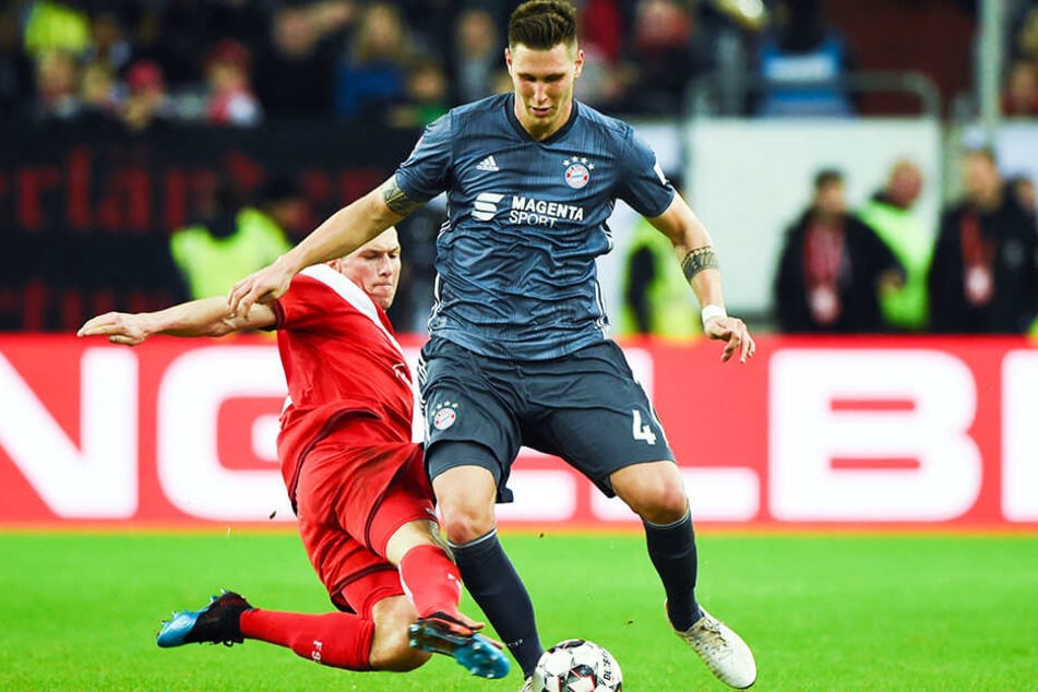 Wuchtete den entscheidenden Elfmeter für die Bayern ins Netz: Nationalspieler Niklas Süle (r.), hier im Duell mit Düsseldorfs Oliver Fink.