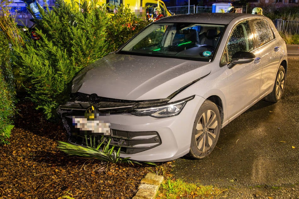 Der VW wurde bei dem Crash ziemlich in Mitleidenschaft gezogen.