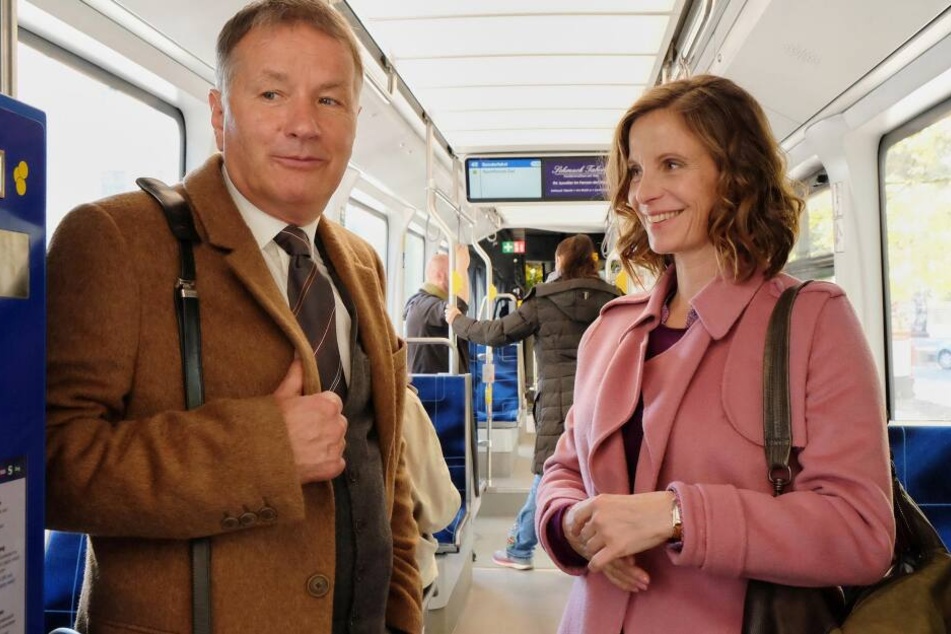 In selbst in der Straßenbahn wird geflirtet. LVB-Mitarbeiterin Katja Brückner denkt zunächst, Klinikleiter Dr. Roland Heilmann sei ein Schwarzfahrer. Aus dem Verdacht entwickelt sich ein vielversprechender Flirt.