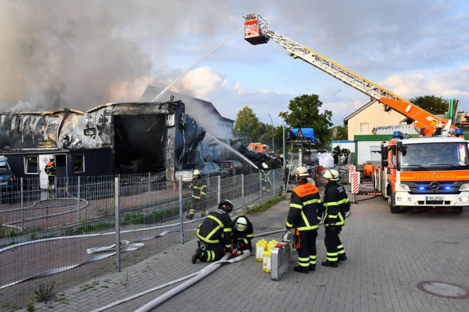 Feuerwehrleute löschen den Brand.