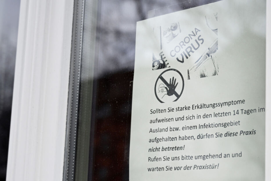 Ein Informationsblatt am Fenster einer Arztpraxis in Thüringen (Symbolbild).