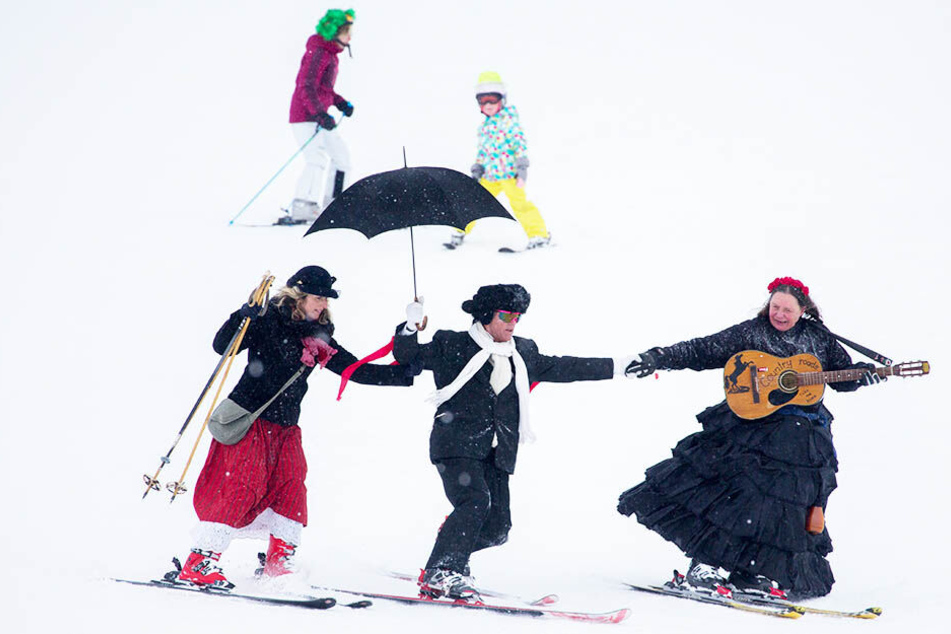 Spaß im Schnee: Faschingsfans auf Skiern gibt es am Wochenende in Oberwiesenthal zu sehen.