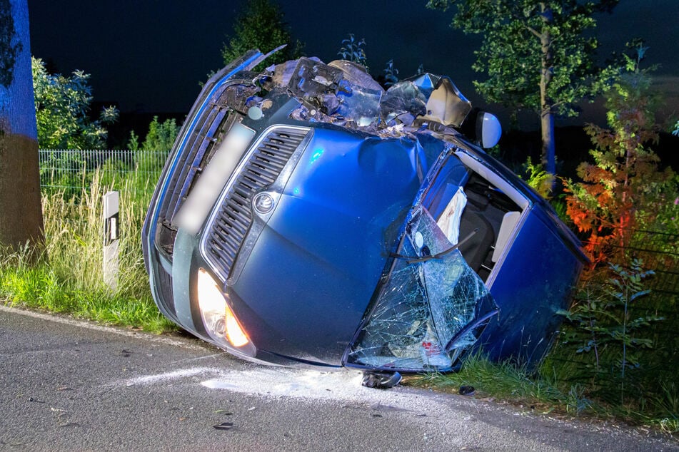Der Skoda krachte erst gegen einen Baum und landete dann im Straßengraben.