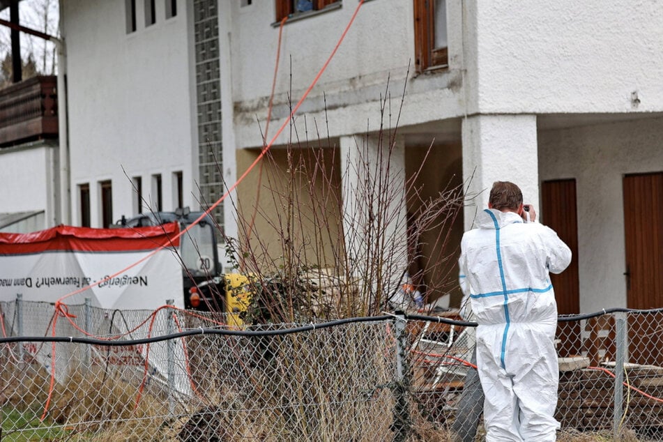 Ein Mitarbeiter der Polizei fotografiert den Unfallort in Grassau.