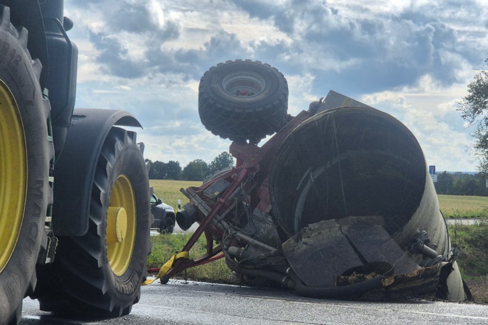Traktor-Anhänger kippt auf Bundesstraße um: Literweise Gülle verteilt sich über Feld