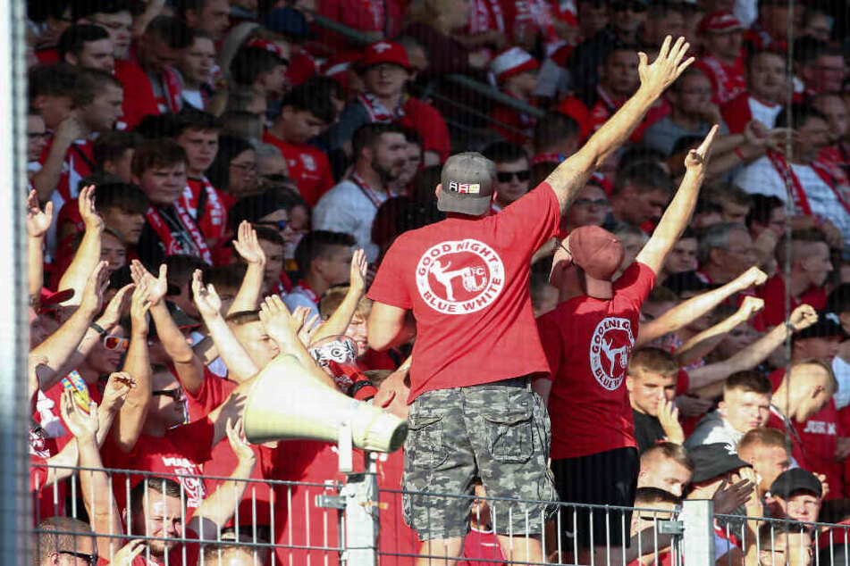 Der HFC trauert um Fan Kevin S., der in einem Imbissladen von Neonazi Stephan B. getötet wurde. (Symbolbild)