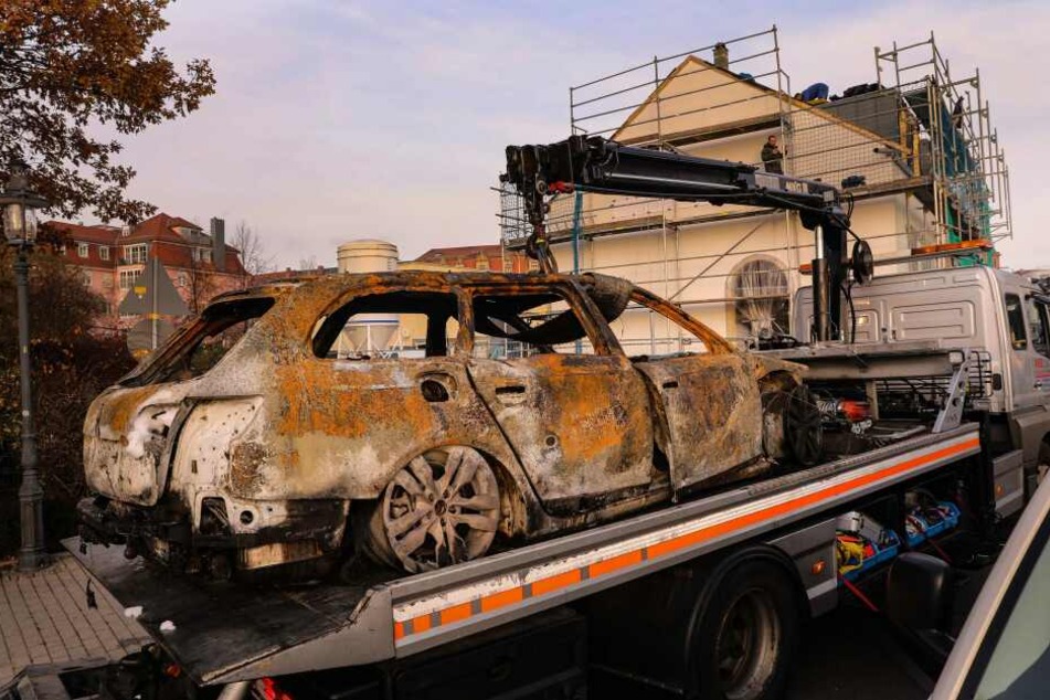 Das Fluchtauto, ein Audi A6, zündeten die Täter in einer Tiefgarage in der Kötzschenbrodaer Straße an und flüchteten mit einem anderen Fahrzeug.