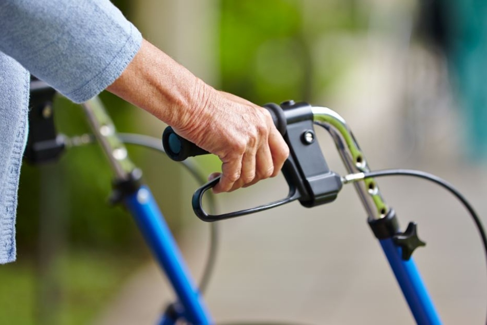 Der Rollator der Rentnerin wurde von der Täterin in einen Fluß gestoßen. (Symbolbild)
