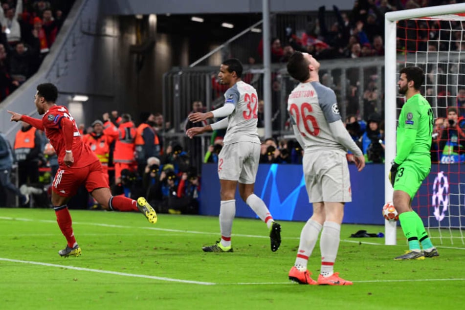 Joel Matip (M) brachte die Bayern durch sein Eigentor wieder ins Spiel.