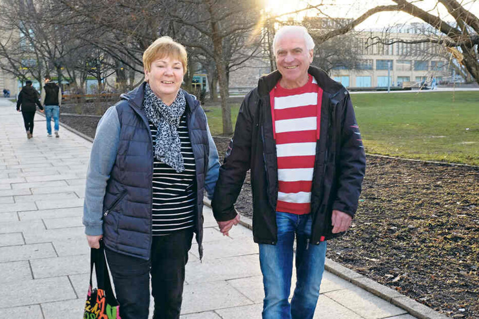 Frühlingsgefühle beim Spaziergang: Petra (58) und Stephan Reinhold (66) genossen die Sonne am Stadthallenpark.