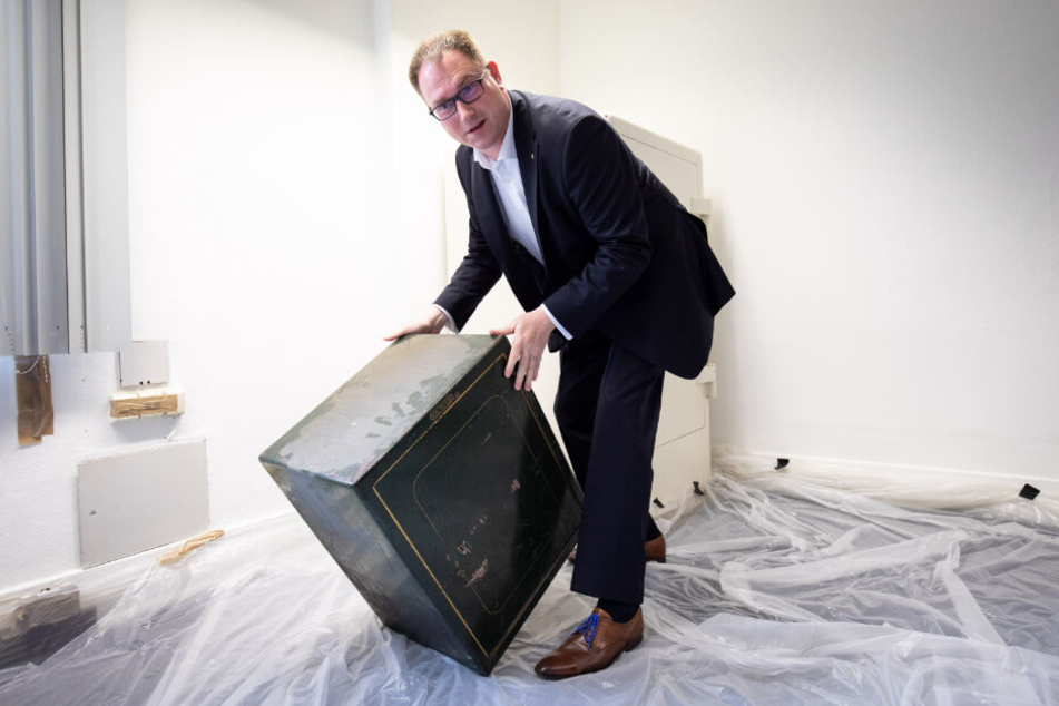 Bürgermeister Jan Lindenau präsentiert einen der beiden fast vergessenen Tresore.