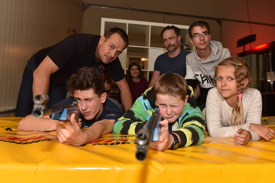 Zielschießen mit Licht: Danilo (15, l.) und Ondrej (10) werden beim Biathlon-Laserschießen von Experte Kay Walther (l.) angeleitet.