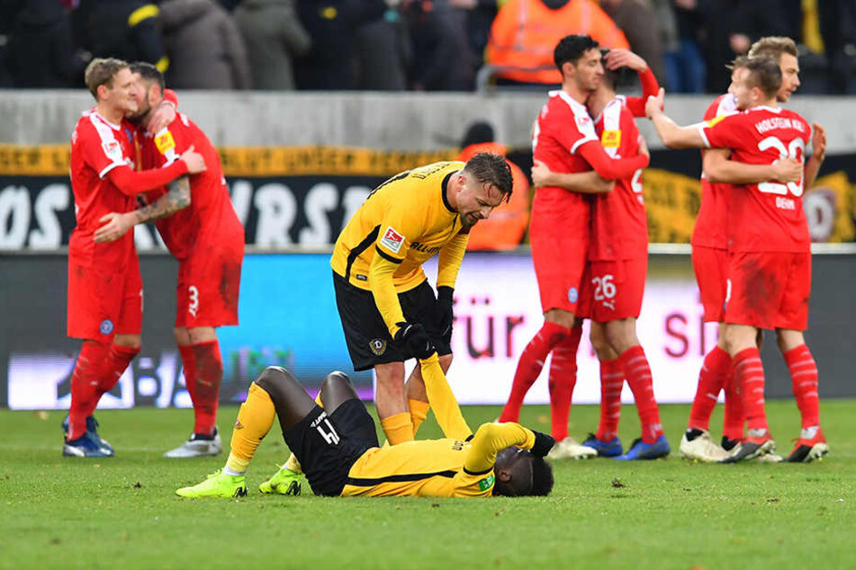 Kiel jubelt, Dynamo ist am Boden: Patrick Ebert versucht, seinen Kollegen Moussa Koné nach Spielende zu trösten und aufzurichten.