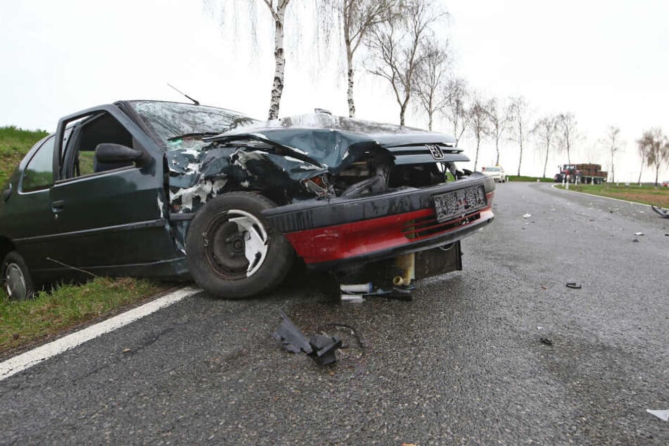 Der Peugeot wurde bei dem Unfall in den Graben geschleudert.