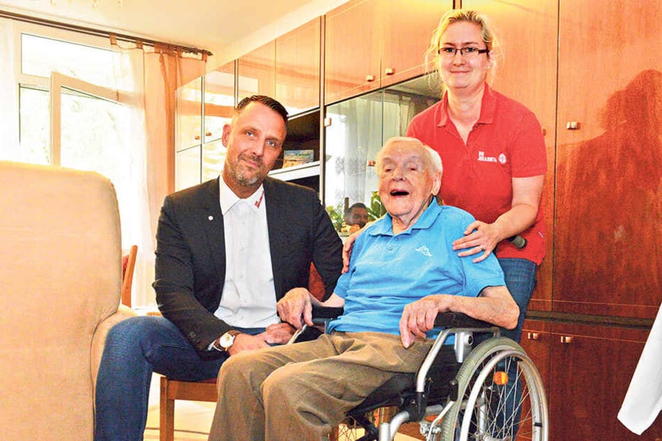 Opa Richard (101) kann wieder lachen! Freitag entschuldigte sich Dresdens
Johanniter-Chef Carsten Herde (39) mit Pflegedienstleiterin Dominique Eisold
(33) für die herzlose Kündigung.