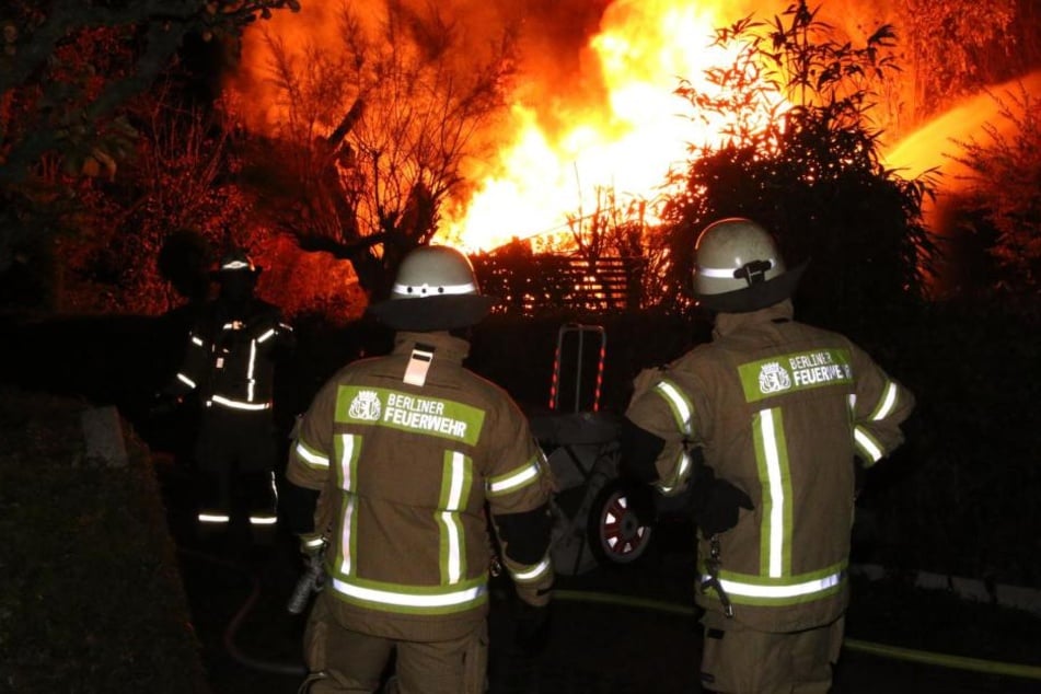 Trotz Einsatzes der Feuerwehr brannte die Gartenlaube völlig nieder.