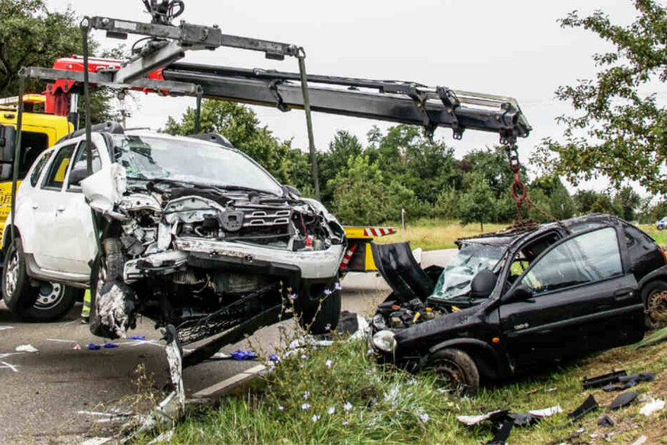 Die Wracks des Dusters und des Corsas.