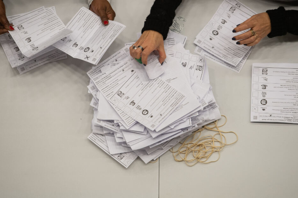 Wahlhelfer zählen die Stimmen für die Parlamentswahl in der Islington Town Hall aus.