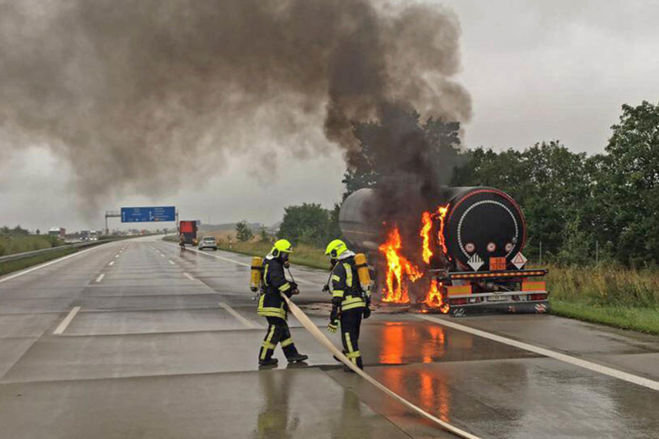 Die Hinterreifen standen lichterloh in Flammen und griffen auf den Hänger über.