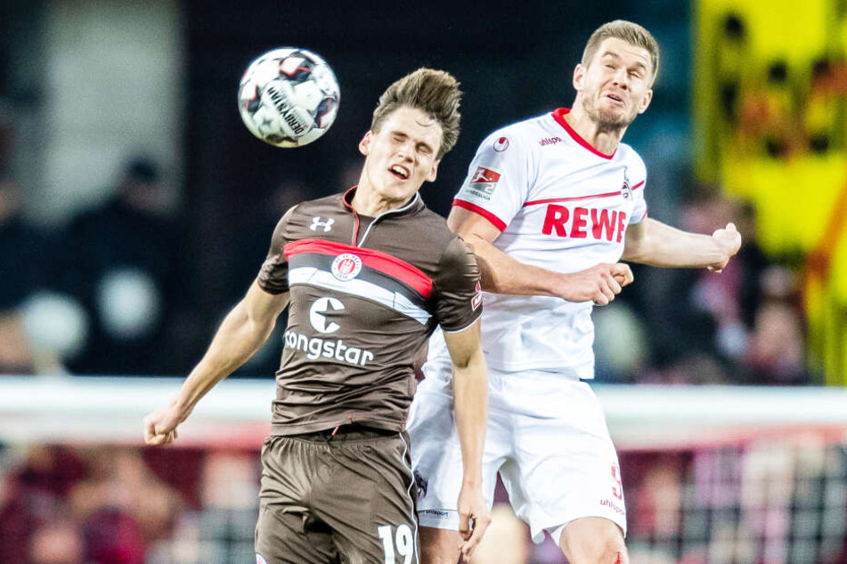 Luca Zander (links) im Kopfballduell mit Kölns Simon Terodde