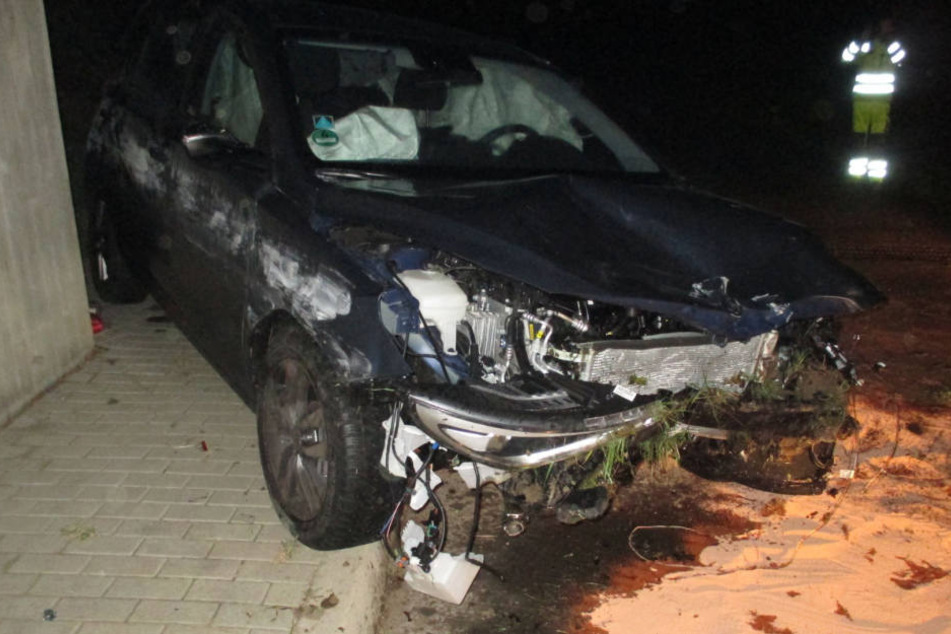 Der Wagen wurde bei dem Aufprall komplett zerstört.
