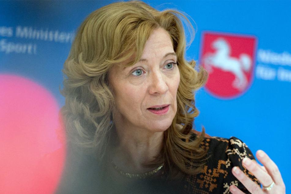 Ulrike Sachs bekräftigt, sie habe diese Schreiben nicht verfasst. Die Behörde erstattete Anzeige.