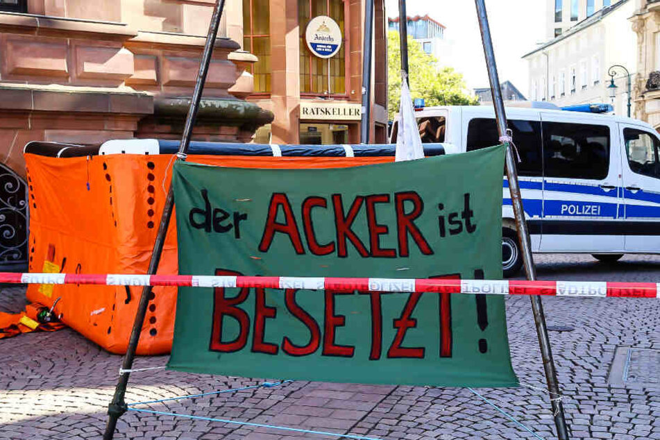 "Der Acker ist besetzt!" war auf einem Banner zu lesen.