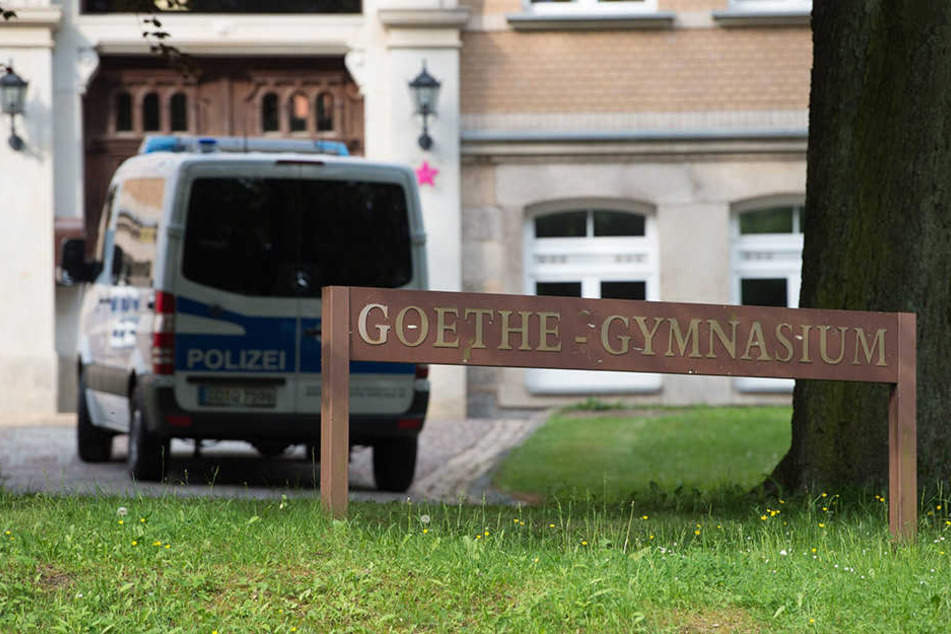 Amokdrohung gegen das Goethe-Gymnasium in Auerbach: Die Polizei bewachte am Mittwoch die Krisensitzung der Lehrer.