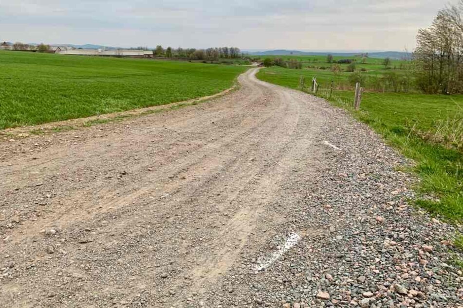 Auf diesem Feldweg passierte das Unglück.