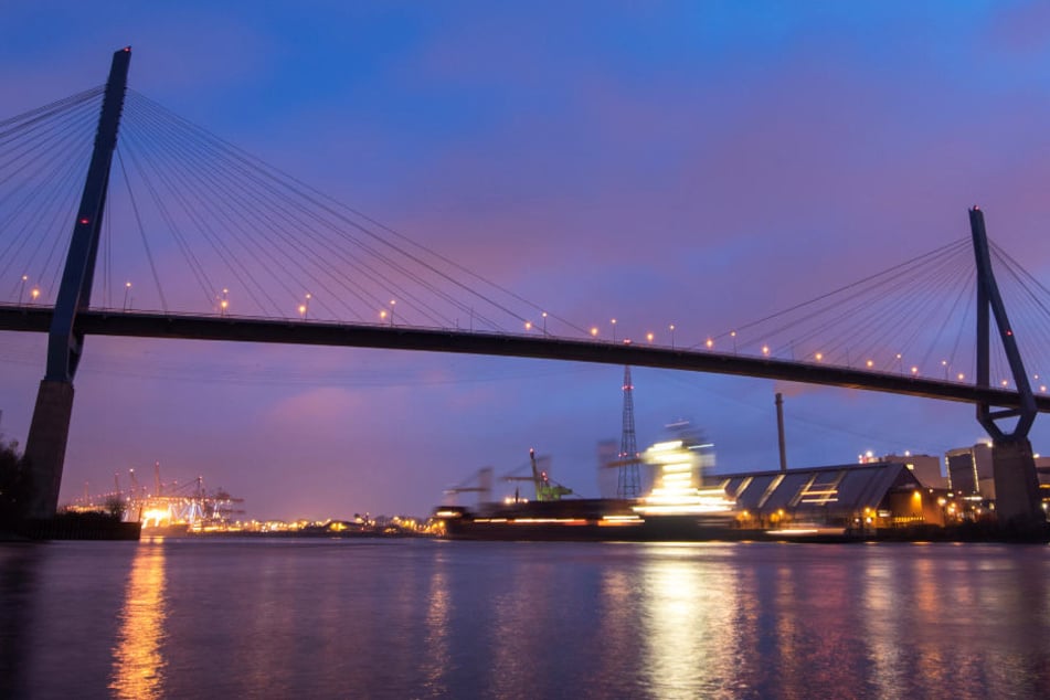 Die Köhlbrandbrücke ist mehr als 50 Meter hoch und überspannt die Elbe in Hamburg.
