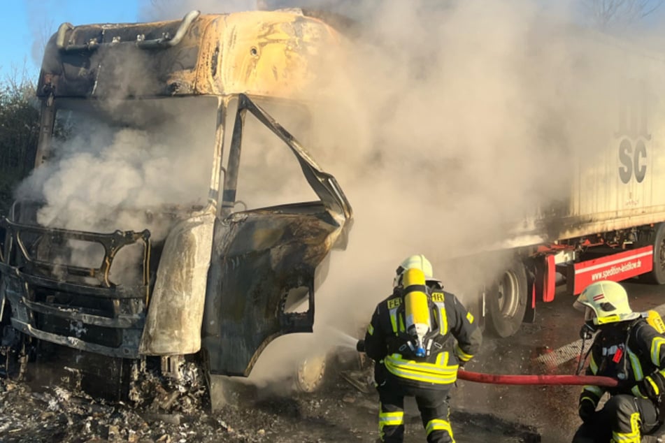 Der Laster und seine Ladung waren nicht mehr zu retten.