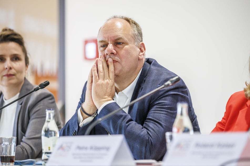 OB Dirk Hilbert (53, FDP)