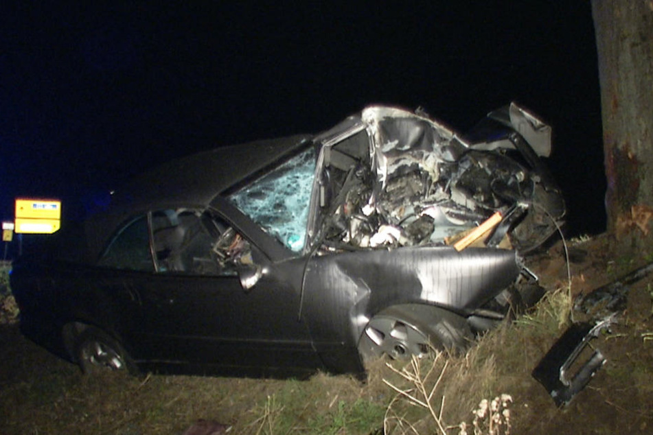 Die Frau wurde in dem Autowrack eingequetscht. Sie verstarb noch an der Unfallstelle.