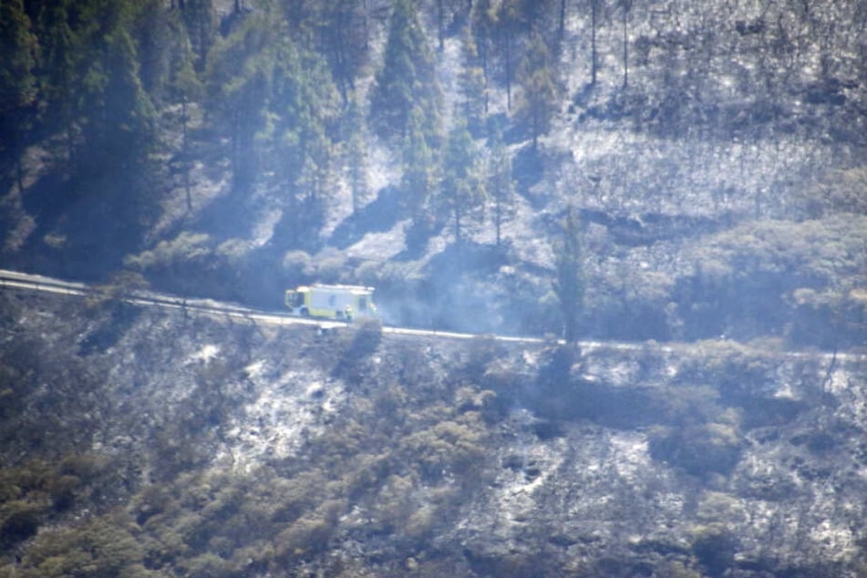 Ein Rettungswagen auf dem Weg zum Waldbrand in der Nähe von Artenara.