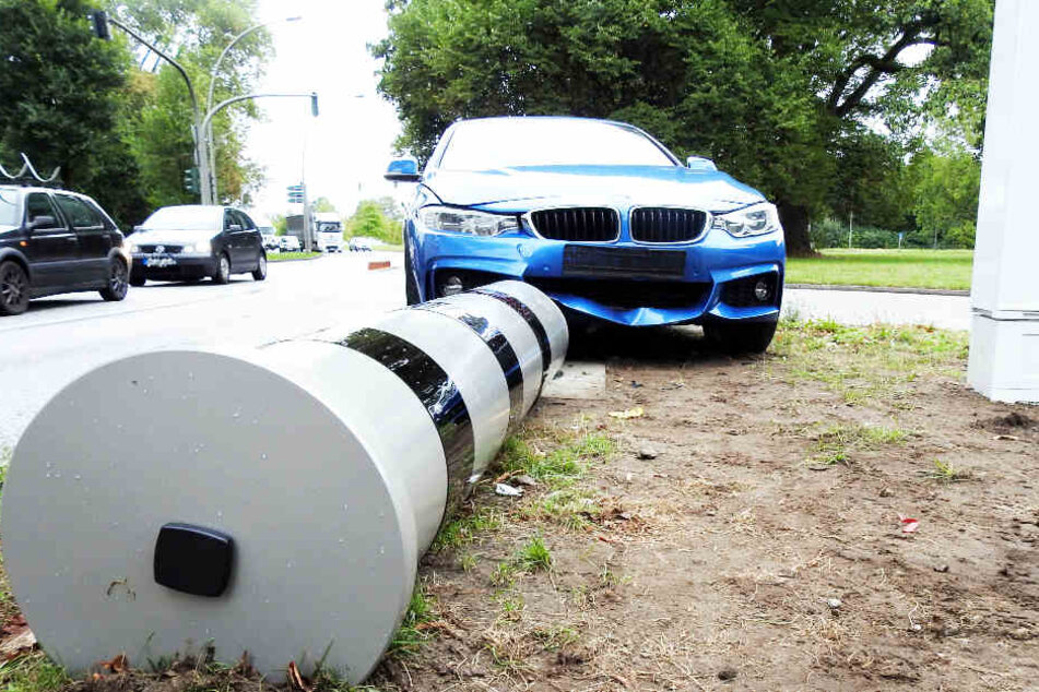 Der BMW fuhr frontal gegen die neue Blitzer-Anlage in Hamburg.