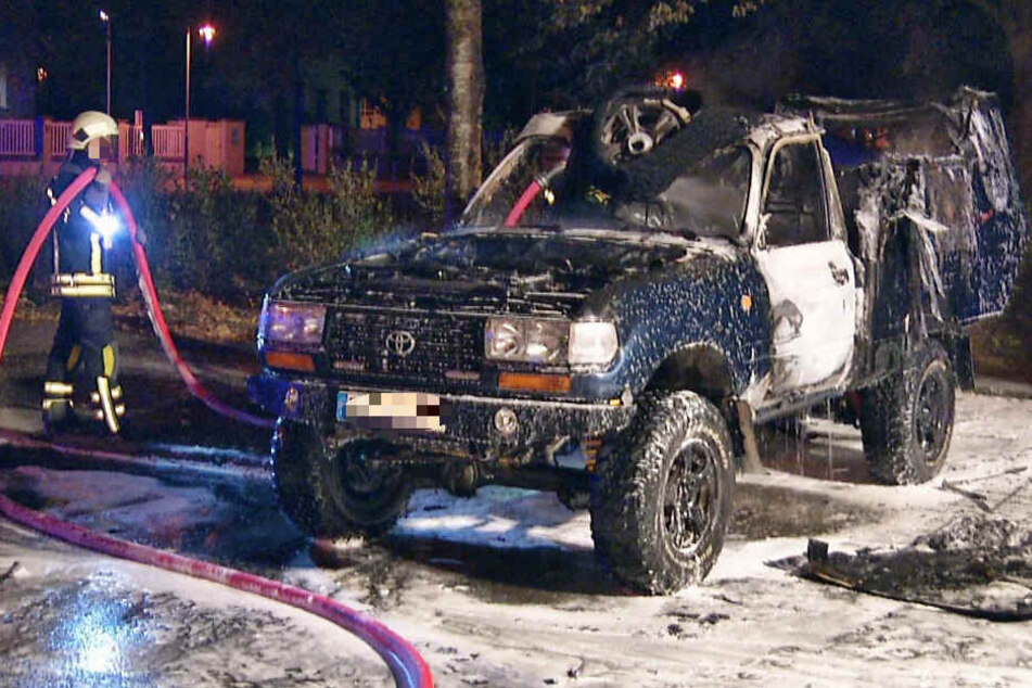 Im Waldstraßenviertel ging ein Geländewagen Toyota in Flammen auf.